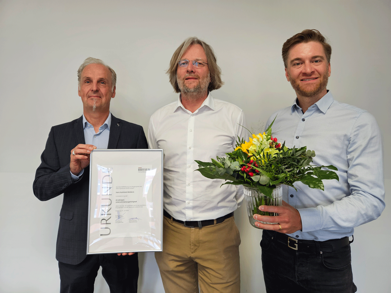 Firmenjubilaeum Jubilaeum Burkhard Waldeck Glueckwunsch Blumen Urkunde Team RMN Ingenieure Firmenjubilaeum Jubilaeum Burkhard Waldeck Glueckwunsch Blumen Urkunde Team RMN Ingenieure